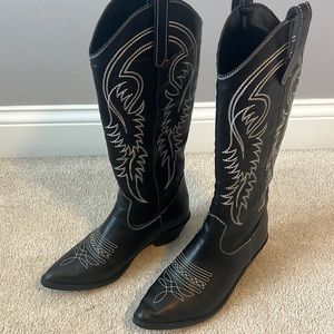 Black women’s cowboy boots - size 9